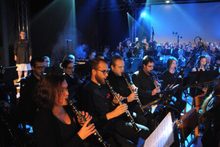 Dynamic Symphonic Band in muziektheater Anna van Yves Bondue