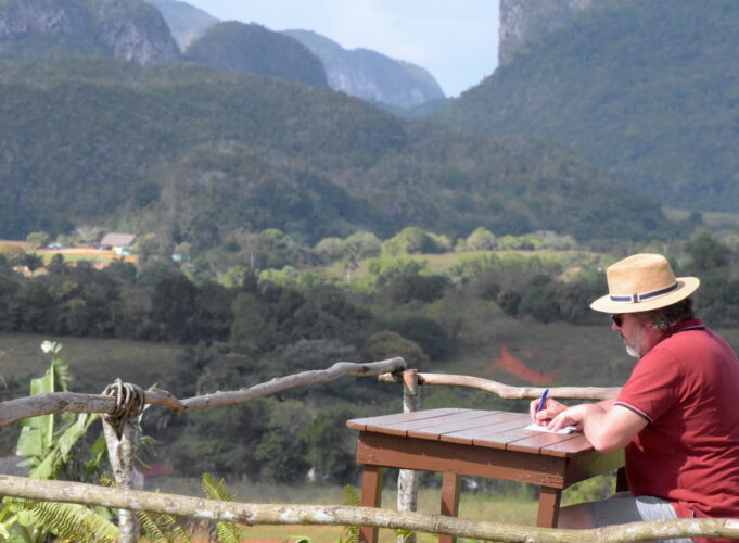 Auteur Yves Bondue aan het werk in Viñales (Cuba), 2020